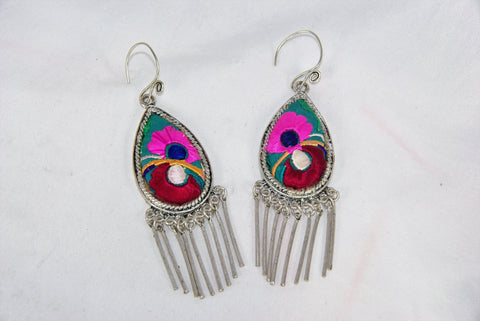 Tear-drop shaped medium earrings with dangles