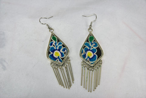 Inverted Kite-shaped medium earrings with dangles