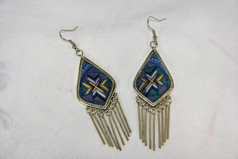 Inverted Kite-shaped medium earrings with dangles